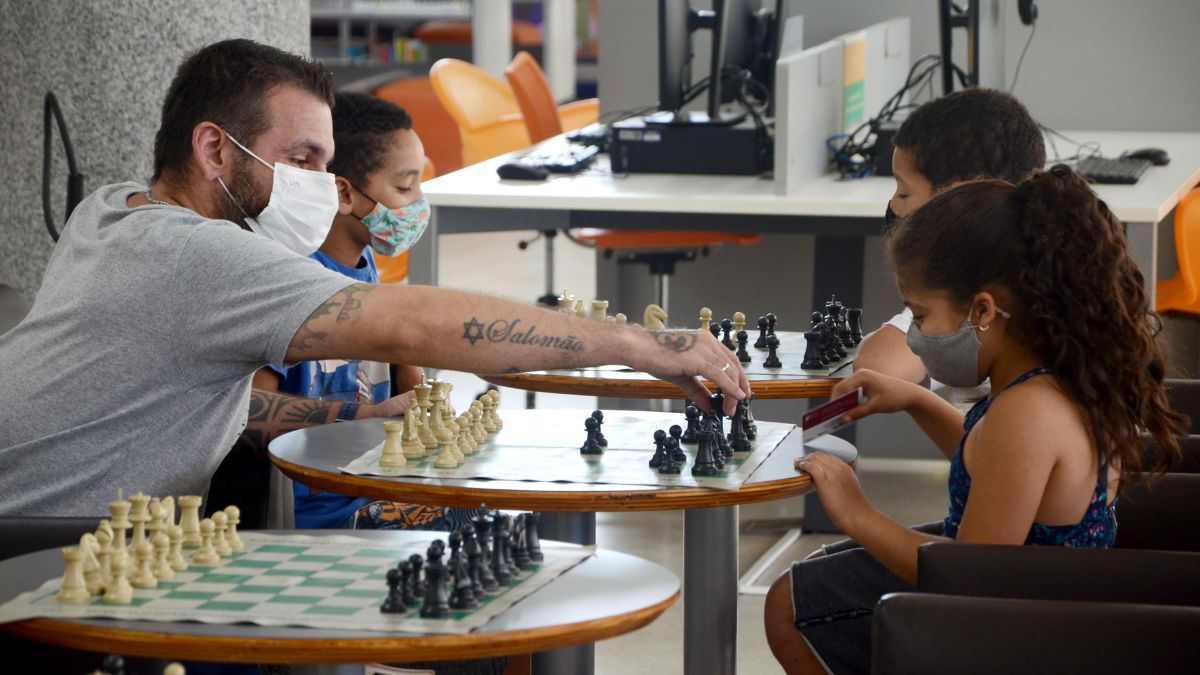 Aula online de xadrez da biblioteca reúne dicas de jogadas - Biblioteca de  São Paulo