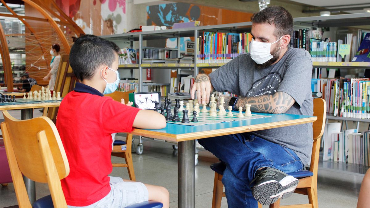 Quem gosta de jogar xadrez conta com atividade online na Biblioteca de São  Paulo e Biblioteca Parque Villa-Lobos - SP Leituras